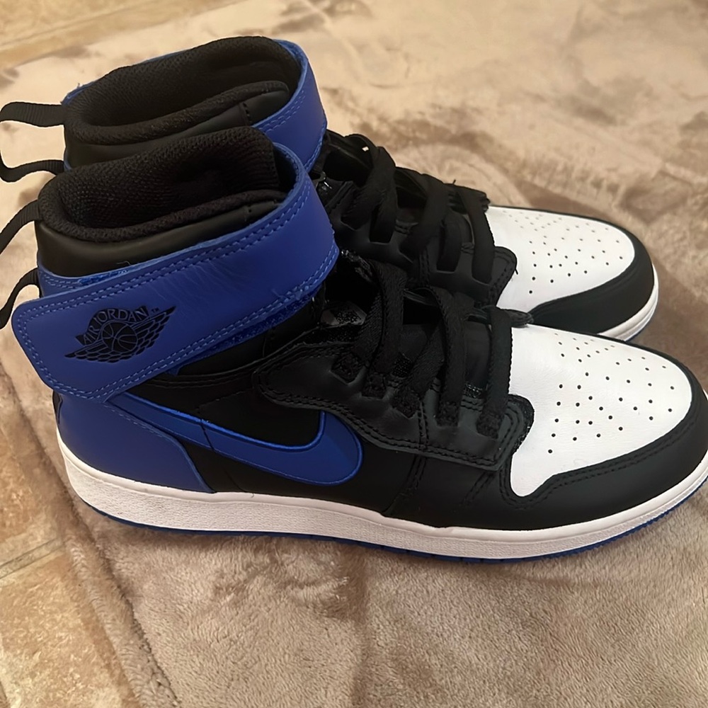 ***Brand New*** Nike sneakers